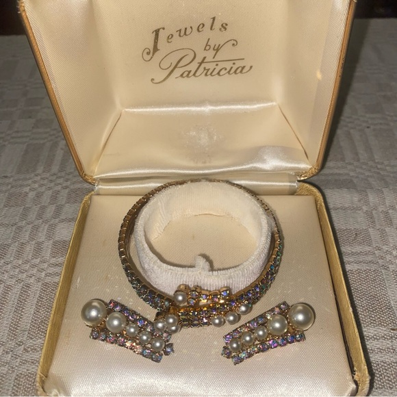 VINTAGE Jewels by Patricia 1950-1960 Jewelry set.   Bracelet and clip earrings - Picture 2 of 5